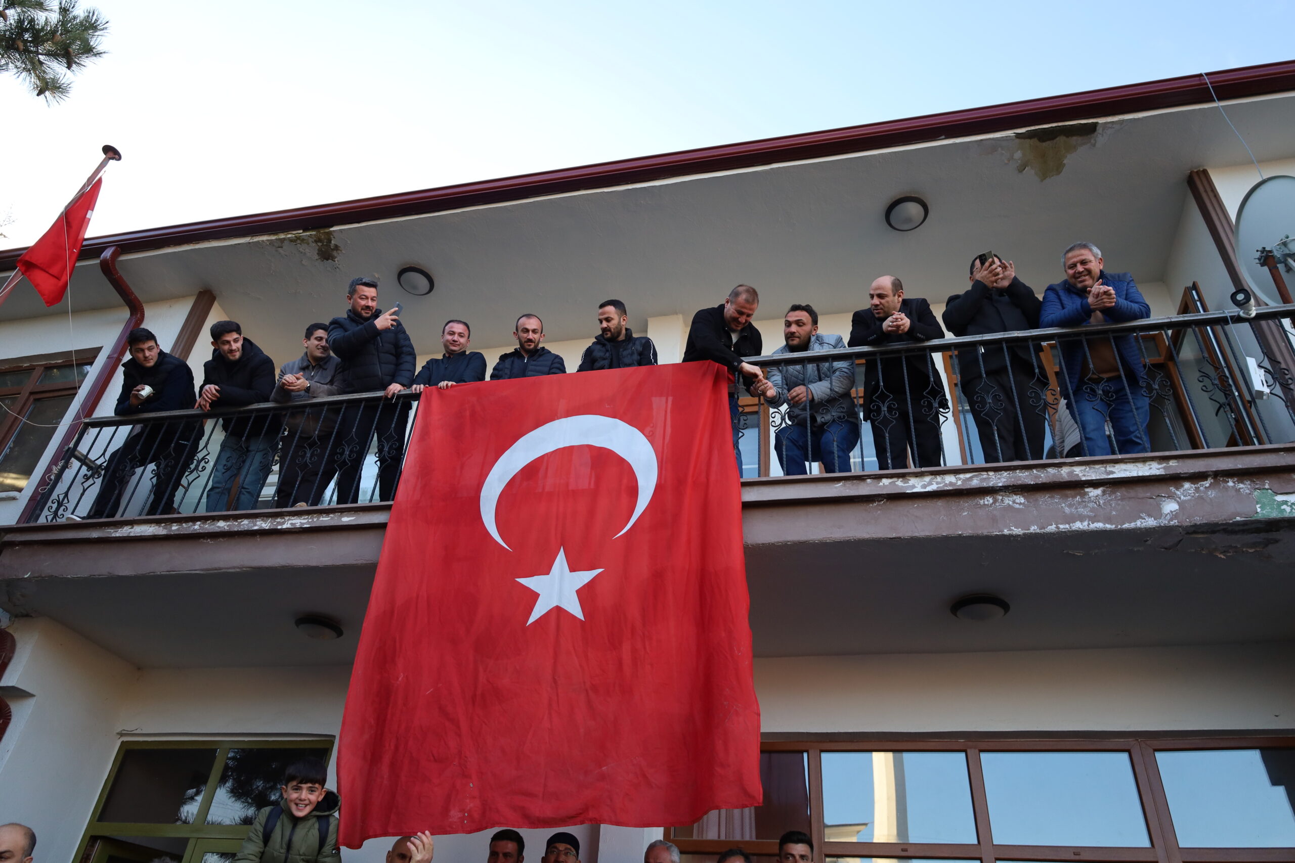 ELMALIK KÖYÜ BELDE OLMAK İÇİN SANDIK BAŞINA GİTTİ