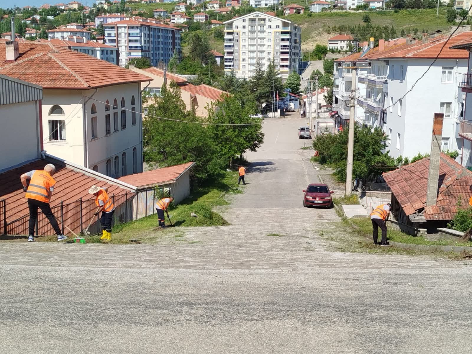TEMİZ ÇEVRE İÇİN ORTAK SEFERBERLİK: BELEDİYE EKİPLERİ VE VATANDAŞLAR EL ELE
